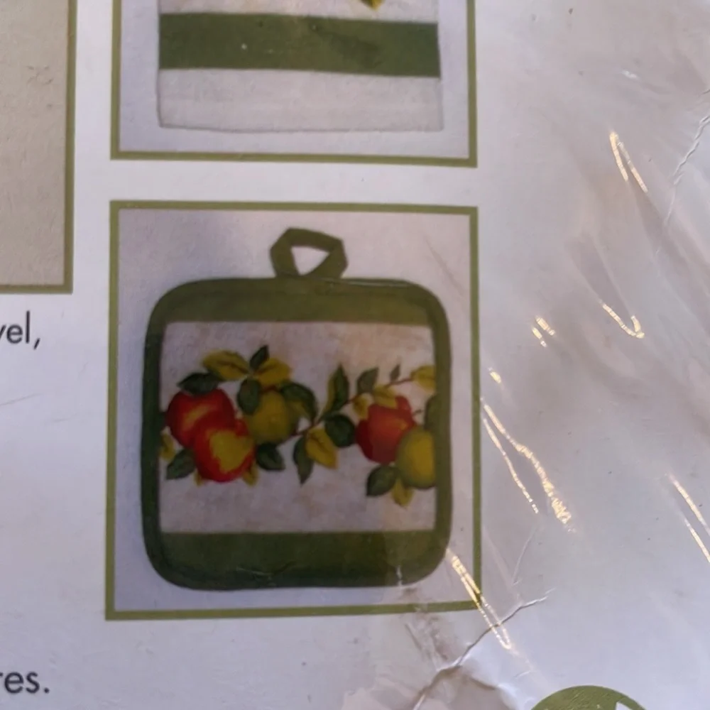 🆕 Apple orchard cottage set curtains w/bonus 3 piece matching kitchen set